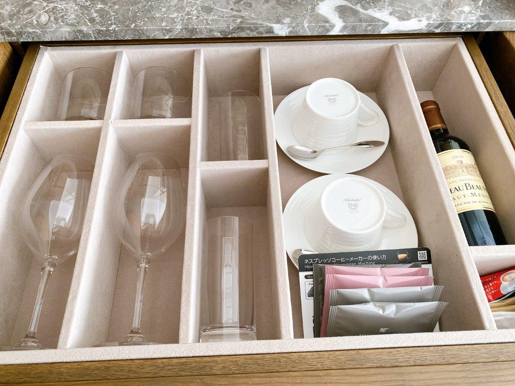JWマリオットホテル奈良のグラスとコップとワインとティーバッグ