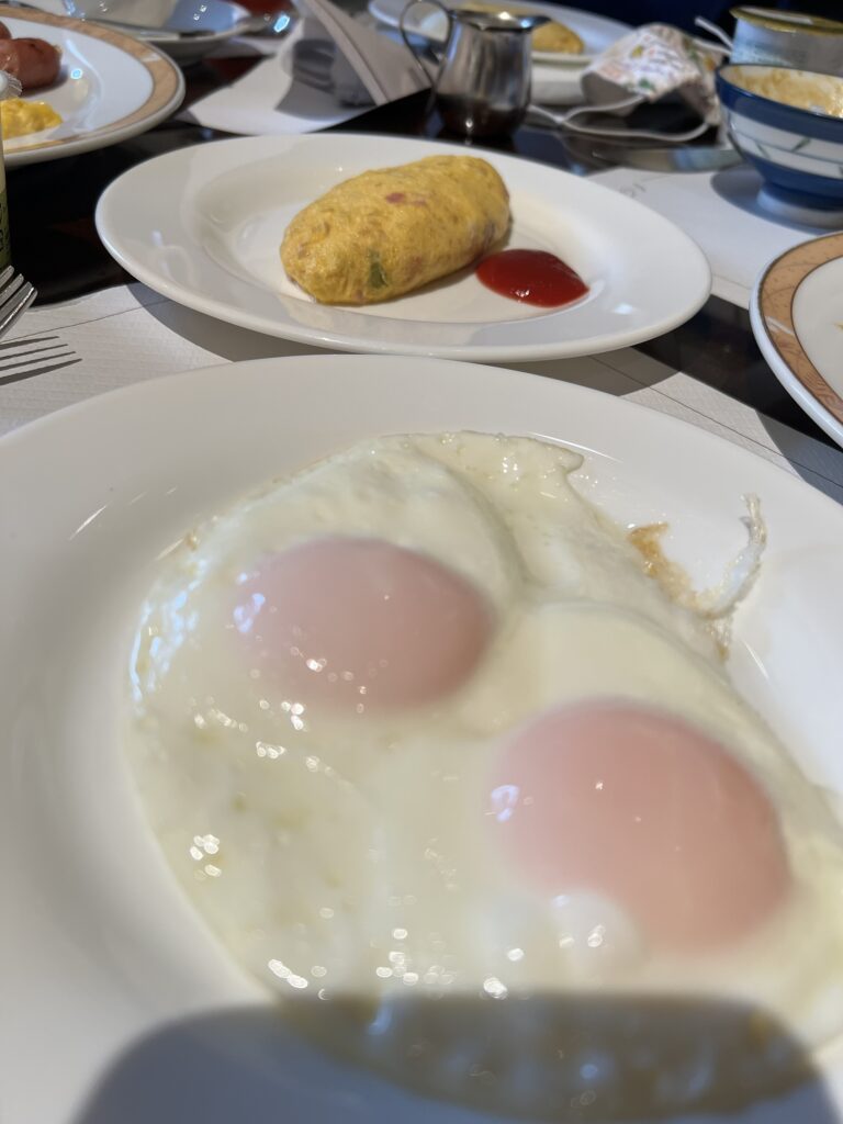 シェラトン都ホテル大阪の朝食ブッフェの目玉焼きとオムレツ
