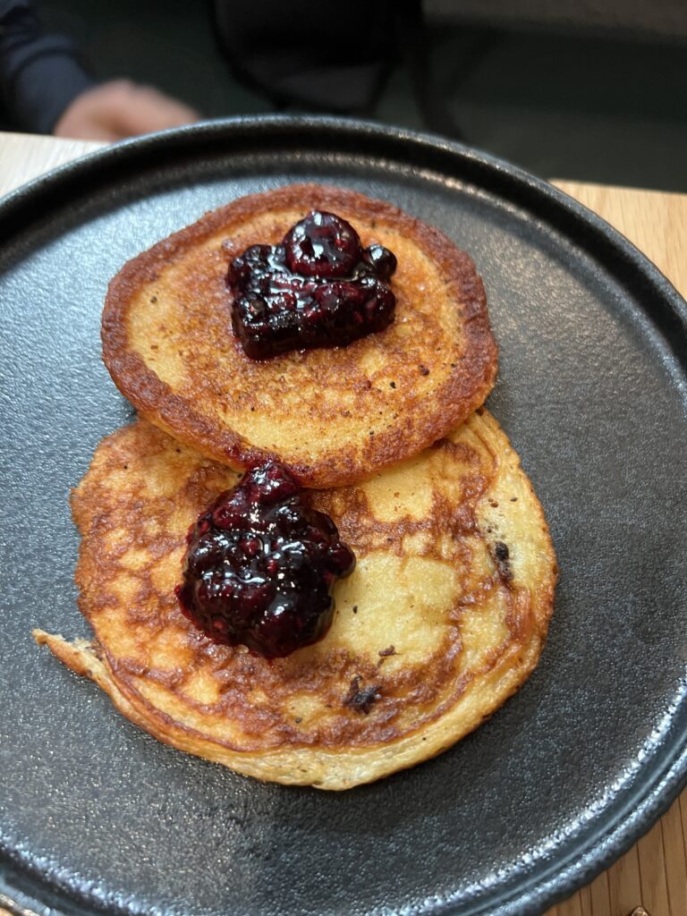 オムレツはボリューム満点。味もちゃんと美味しかったです！