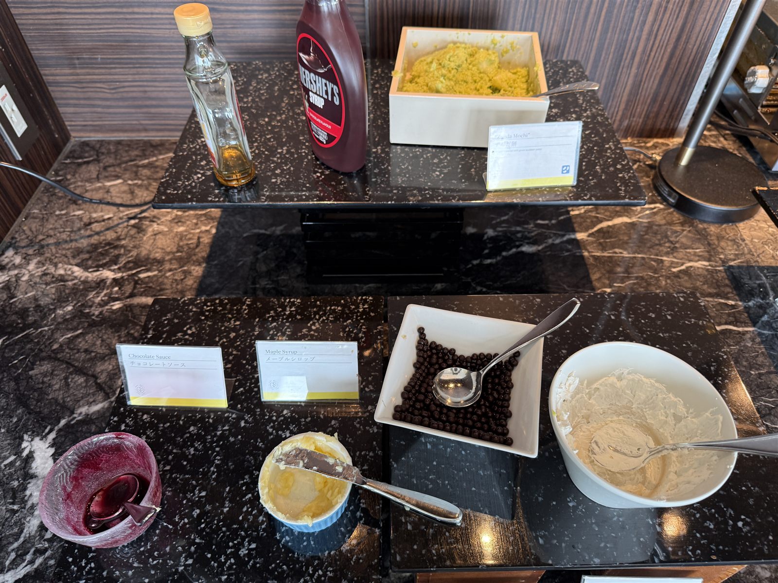 ウェスティンホテル仙台 朝食 ワッフル パンケーキ トッピング ハーシーズ チョコシロップ チョコボール ホイップクリーム