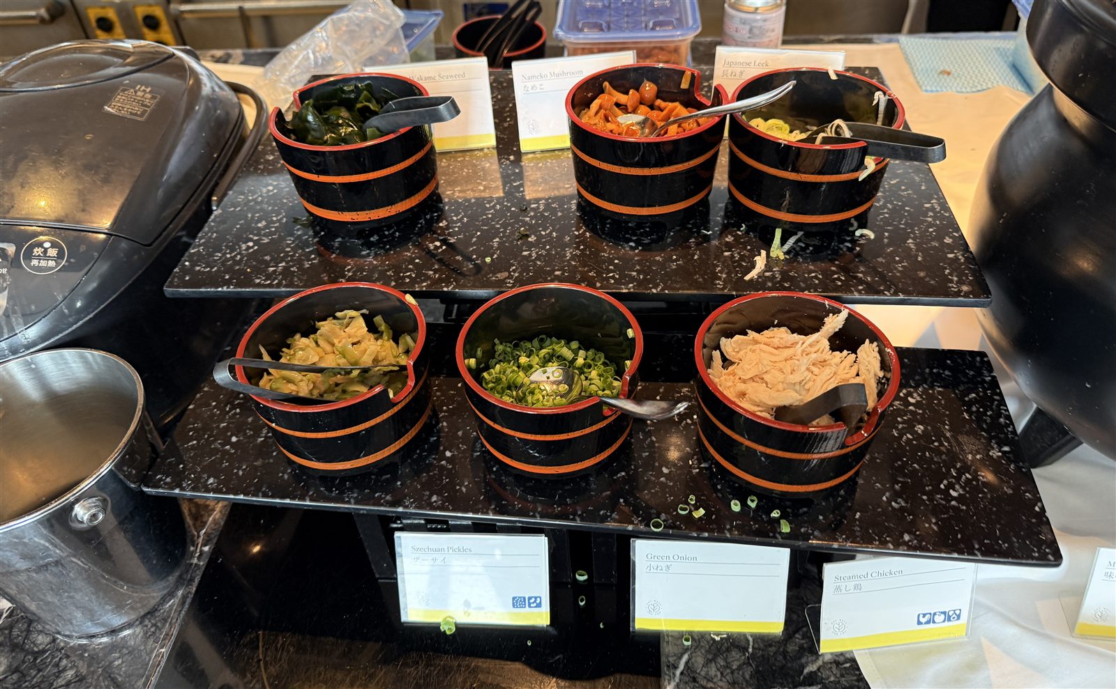 ウェスティンホテル仙台 朝食 漬物コーナー 黒い木桶 わかめ キムチ 白菜漬け もやし ねぎ しらす 6種
