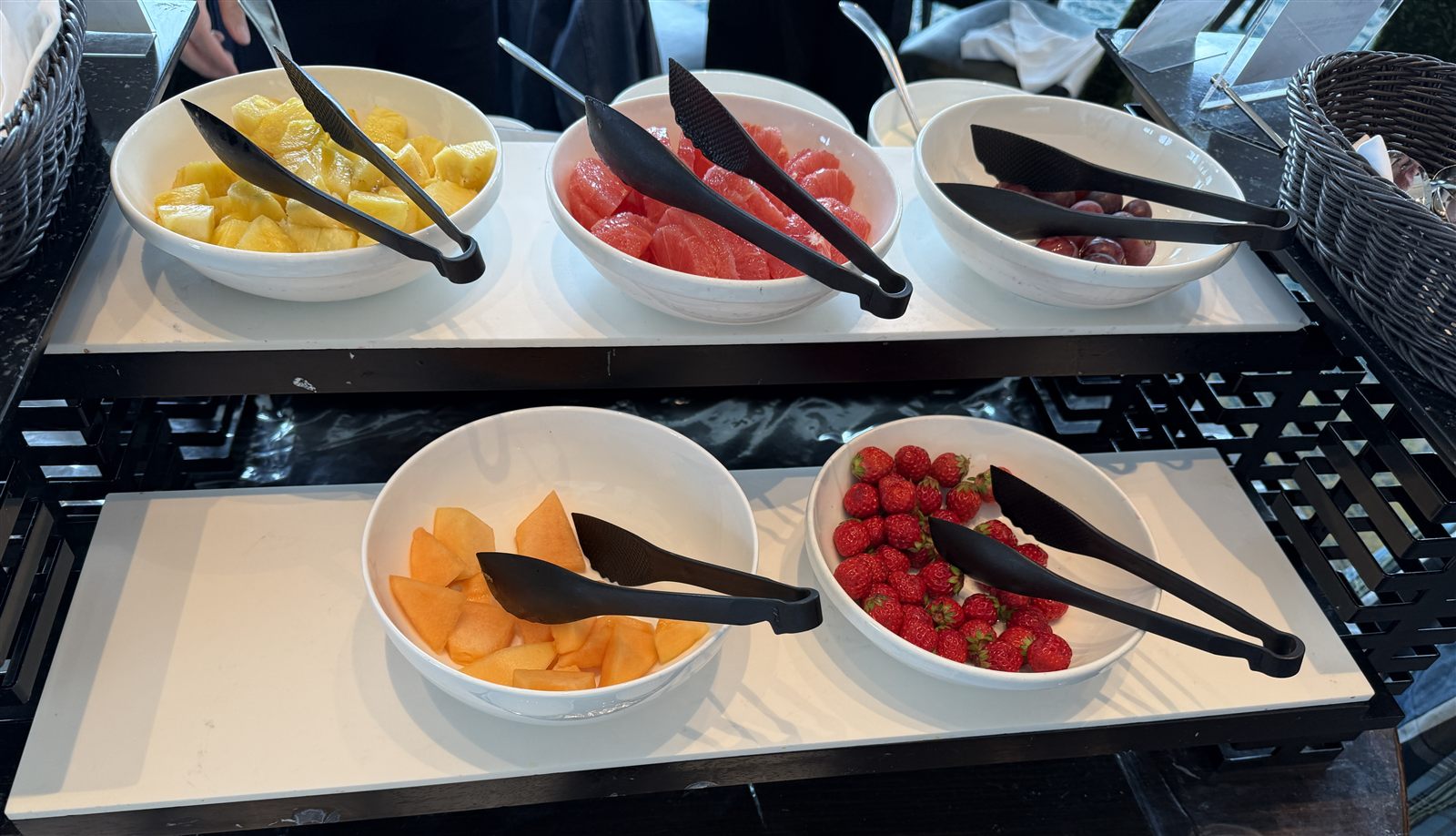 ウェスティンホテル仙台 朝食 フルーツ カットパイナップル グレープフルーツ フレッシュいちご カンタロープメロン